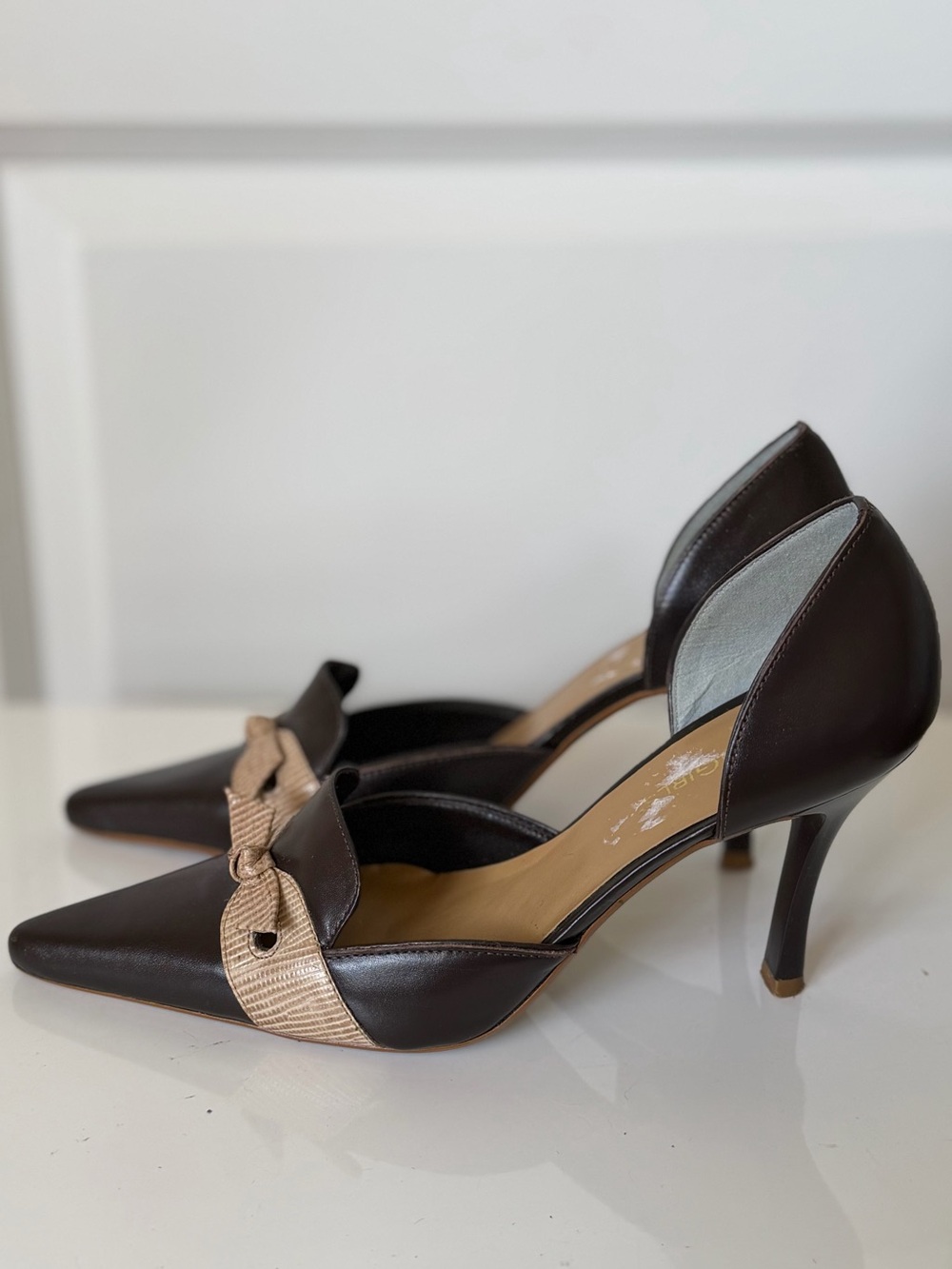 BCBGirls Brown Leather Pointed Toe D’Orsay Pumps Bow Heels Size 7B Y2K - Picture 3 of 5